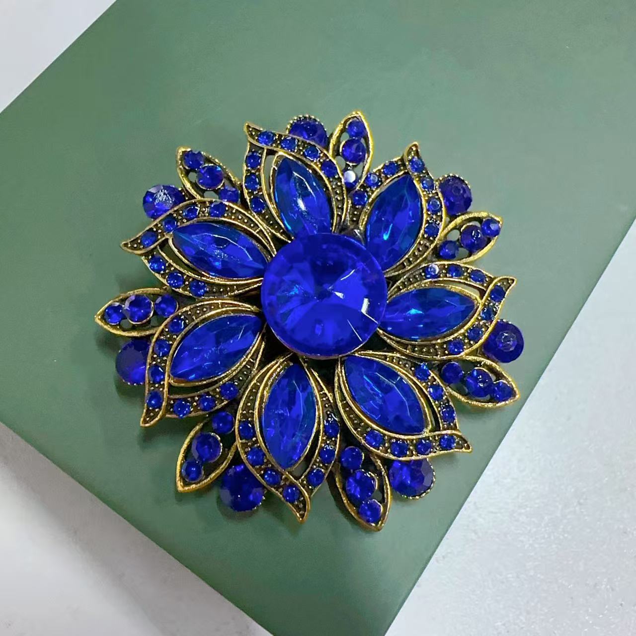 Broche à fleurs en cristal de  - Old Fashioned Glass avis et prix