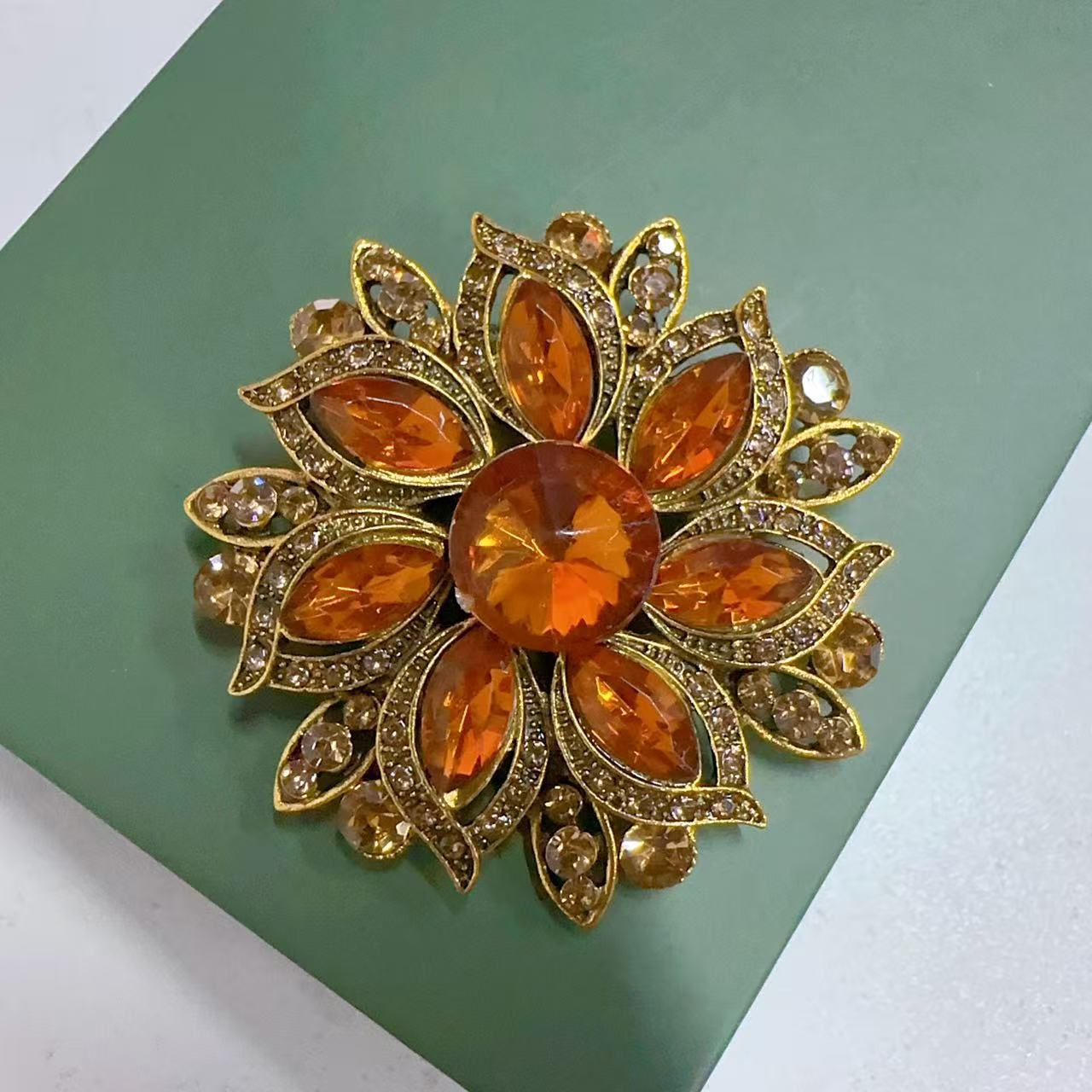Broche à fleurs en cristal de  - Old Fashioned Glass avis et prix